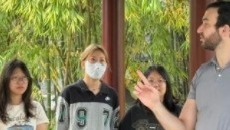 学生与外教交流